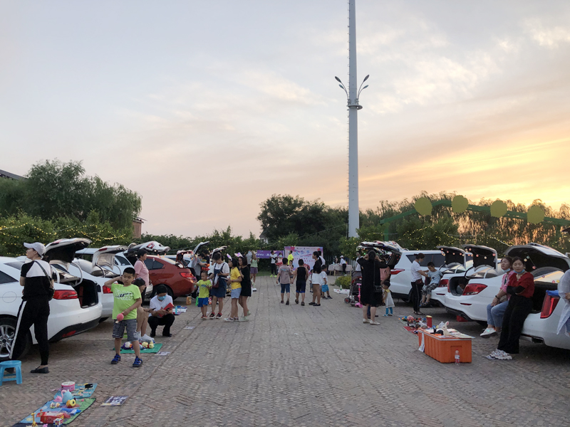 夏令營挑戰地攤經濟，覽眾房車不一樣的活動