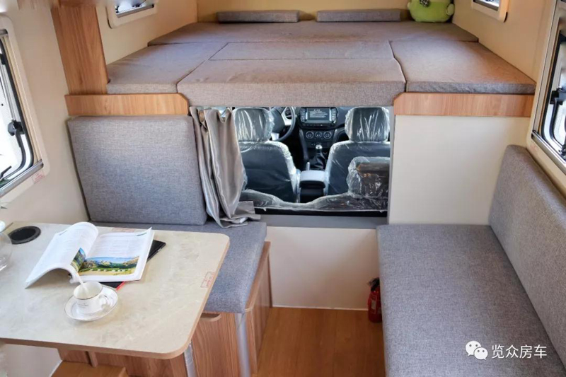 這么大的床,房車上少見,趕緊選 這么大的床,房車上少見,趕緊選