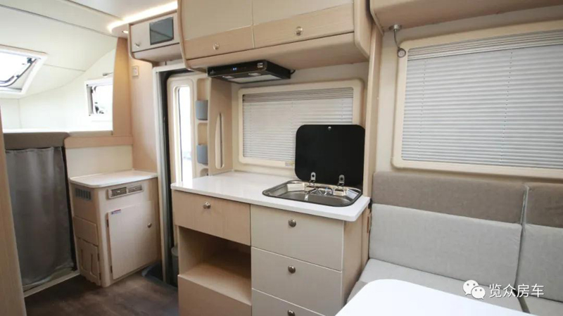 這款房車的客廳真給力 這款房車的客廳真給力