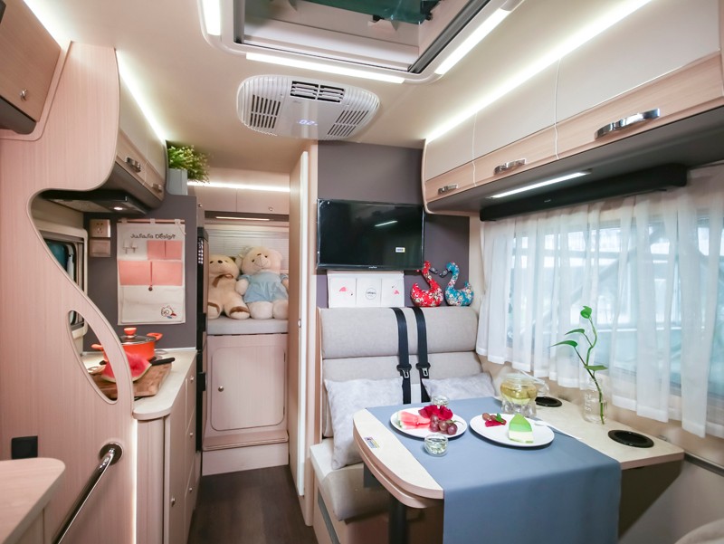 體驗(yàn)駕駛樂趣，品位舒適房車生活