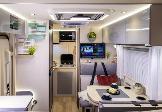 中秋月圓，與家人在路上相伴